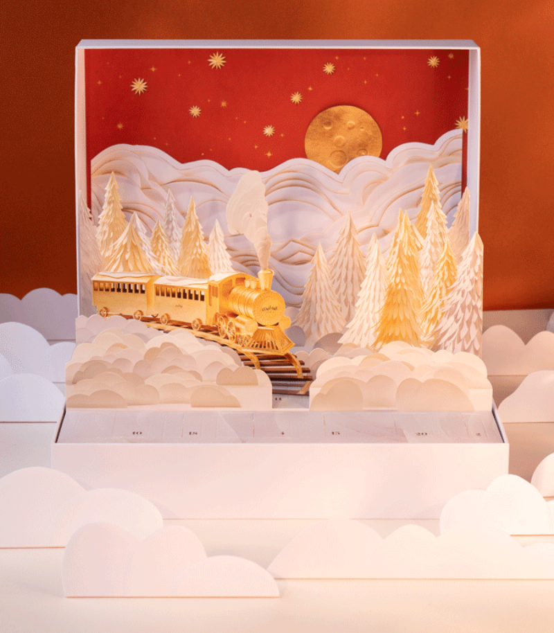 Vue intérieure d’une boulangerie française animée vendant des galettes des rois pour la fête de janvier